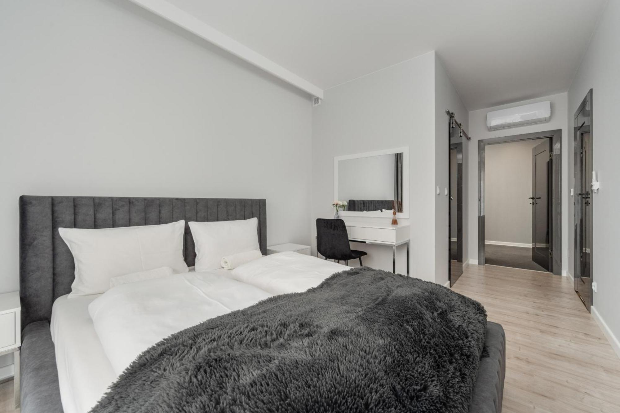 Luksusowy Apartament Z 3 Sypialniami, Klimatyzacja, Parkingiem I Biurkiem We Wroclawiu By Renters Prestige المظهر الخارجي الصورة