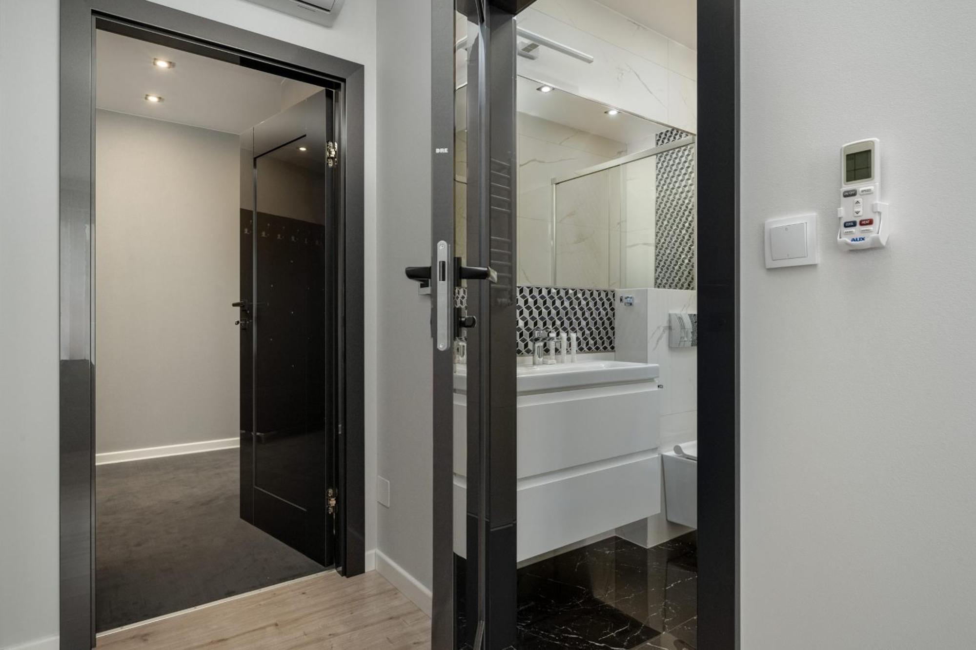 Luksusowy Apartament Z 3 Sypialniami, Klimatyzacja, Parkingiem I Biurkiem We Wroclawiu By Renters Prestige المظهر الخارجي الصورة
